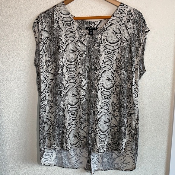 Tribal Sleeveless V-Neck Snakeskin Split Back Top - Picture 1 of 9